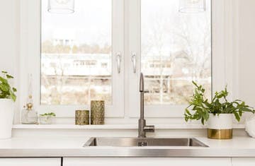 fd0d7603d583a2552f4c2f5a43705a3a139cac00_blog1_bestkitchenwindowideas_hero.jpg?auto=compress,format